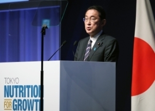 Primeiru Ministru Kishida hato’o diskursu abertura iha Simeira kona-ba Nutrisaun ba Kresimento (N4G) Tóquio 2021 (Imajen: Gabinete Asuntu Públiku)