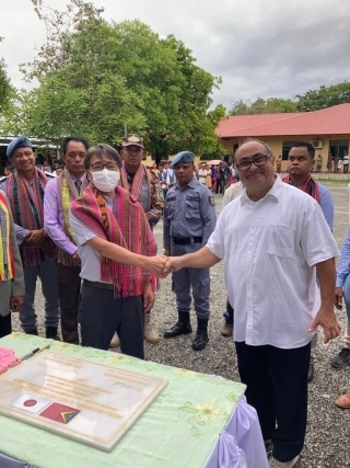 Ambassador Kinefuchi and the Principal Shaking Hands