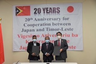 右から、杵渕大使、マイア教育・青年・スポーツ大臣、国のための多くの手財団(MAHON)ジョゼ代表